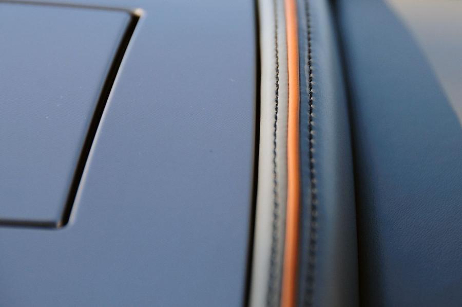 Детали интерьера Aston Martin Virage 2011 года  (UK) (фото 6 из 46)
